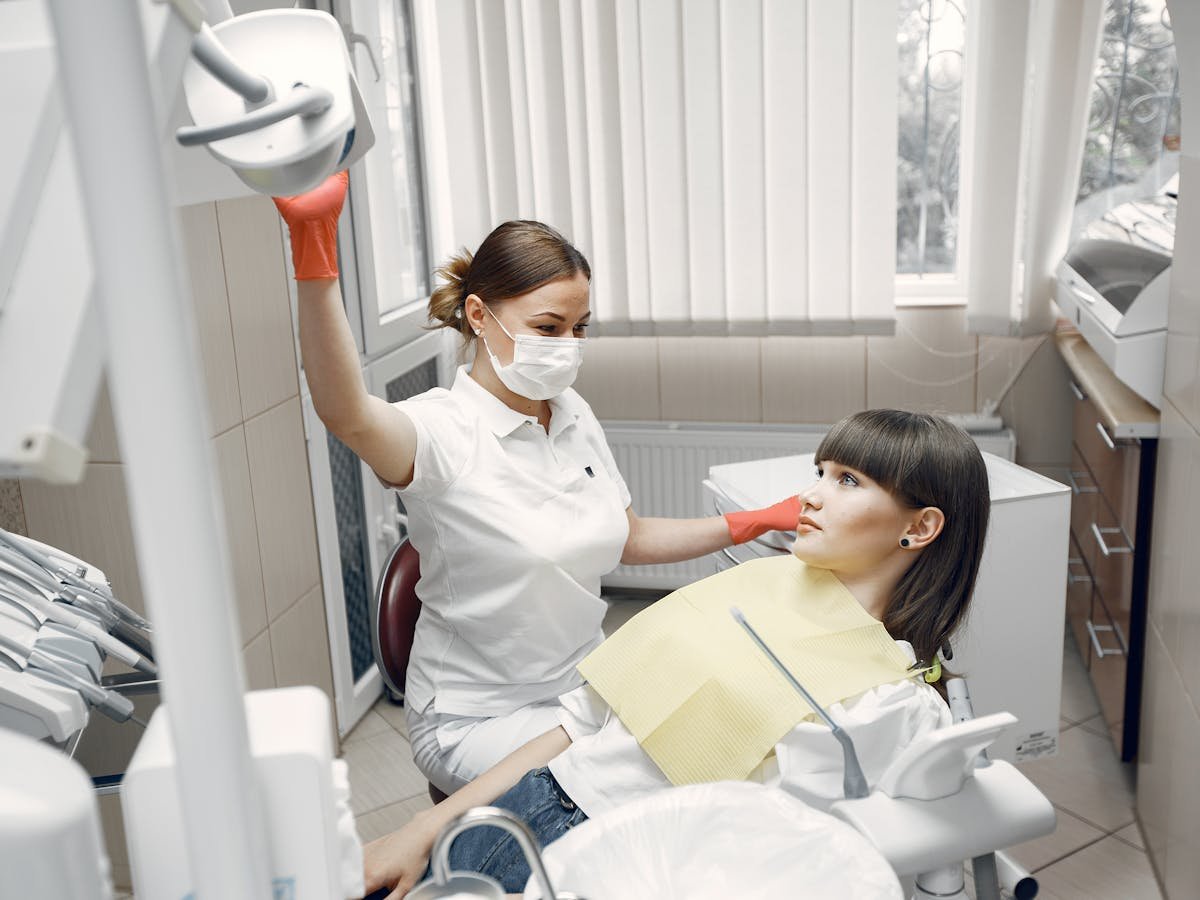 Atendimento odontológico em consultório moderno